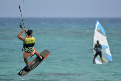kitesurfer i windsurfer na wodzie